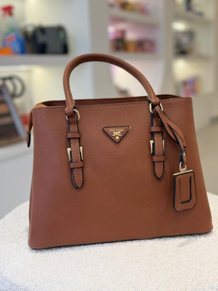 شنطة Prada.